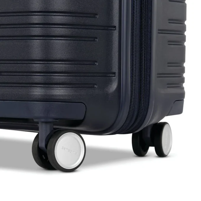 Elevation™ Plus hardside medium glider™ Elevation™ Plus hardside medium glider™