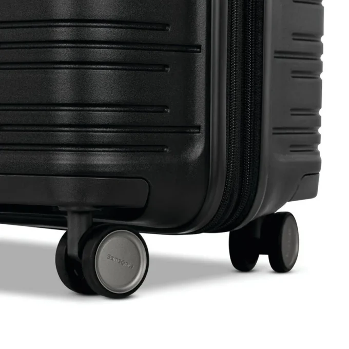 Elevation™ Plus hardside medium glider™